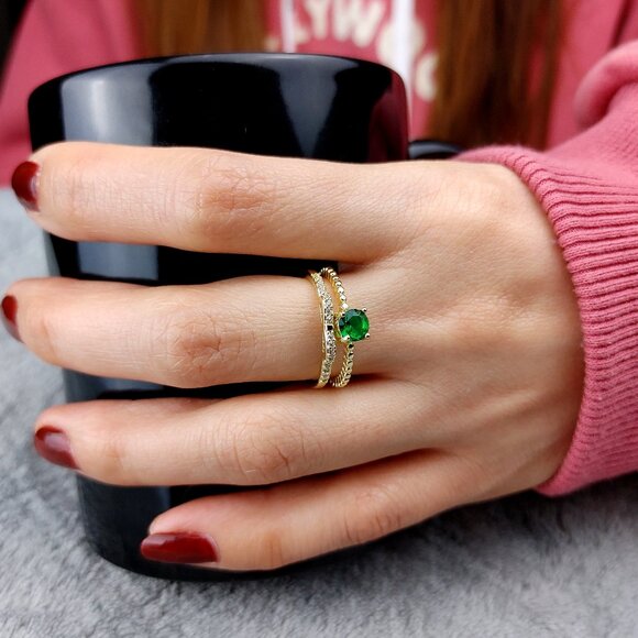 Gold and Emerald Elegance Ring - Picture 2 of 4